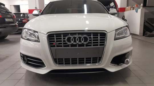 Λευκό Audi S3 μετά την επισκευή, μπροστινή όψη