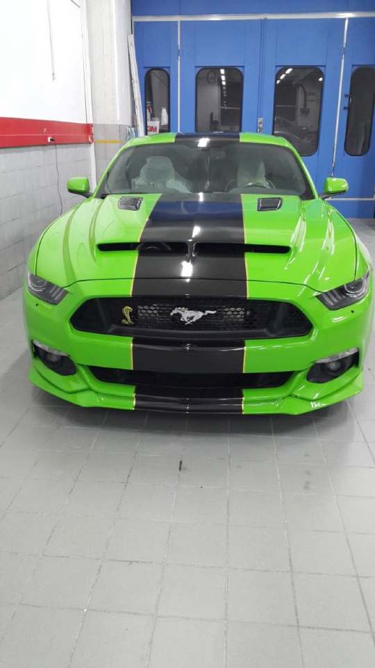 Ford Mustang σε πράσινο χρώμα με μαύρες ρίγες, μπροστινή όψη