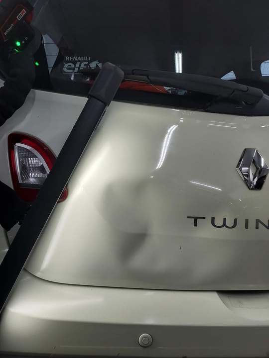Η λακκούβα στο πορτ μπαγκάζ του Renault Twingo πριν την επισκευή