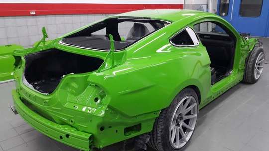 Ford Mustang χωρίς πόρτες και πορτ μπαγκάζ, βαμμένο πράσινο