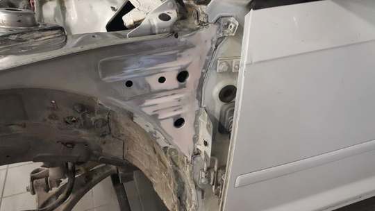 Εσωτερικό φτερού και σκελετός του Audi S3 κατά την επισκευή