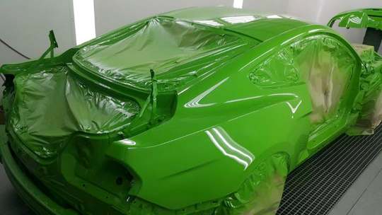 Ford Mustang με κάλυψη μέσα στον φούρνο βαφής