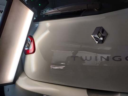 Το πορτ μπαγκάζ του Renault Twingo κάτω από τη λάμπα PDR