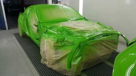 Αμάξωμα του Ford Mustang με κάλυψη σε τροχούς και τζάμια, στον φούρνο