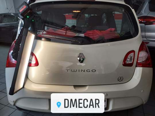 Renault Twingo με τη λάμπα PDR στο πορτ μπαγκάζ