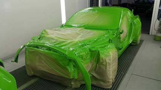 Εμπρός μέρος του Ford Mustang με κάλυψη, στον φούρνο βαφής