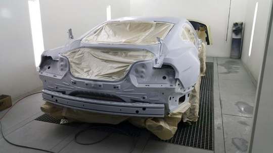 Ford Mustang με αστάρι, πίσω όψη στον φούρνο