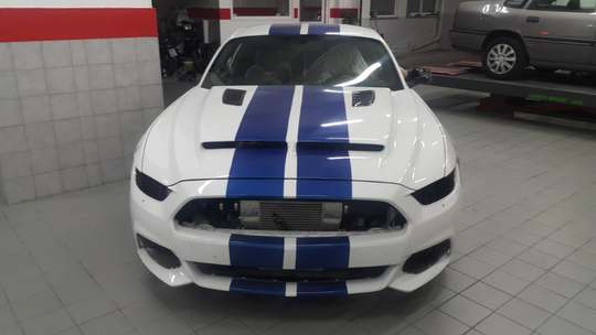 Λευκό Ford Mustang με μπλε ρίγες, μπροστινή όψη