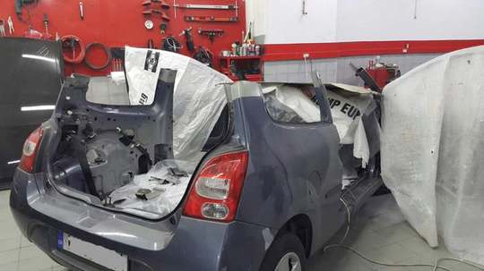 Πίσω μέρος του Renault Twingo κατά την επισκευή