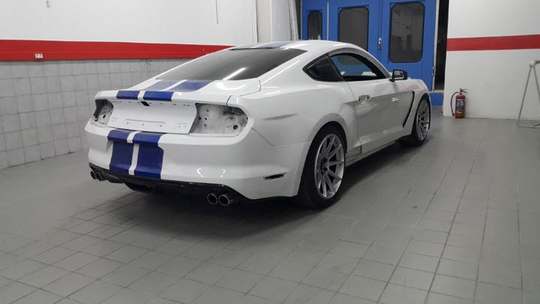 Λευκό Ford Mustang με μπλε ρίγες, πίσω όψη